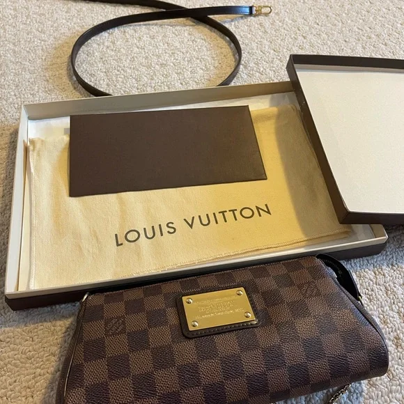 Eva Damier Clutch 🔥SOLD🔥 - Picture 4 of 12